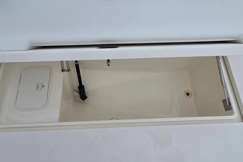 Slide: The Image of 2005 SeaVee 310i Open boat storage compartment with hydraulic lift and drainage. - 15