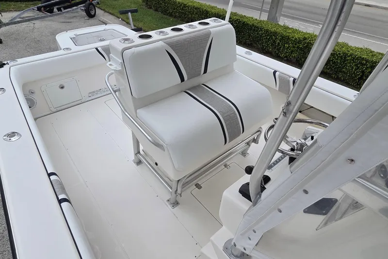 Slide: The Image of 2005 SeaVee 310i Open boat interior with white seating and console. - 33