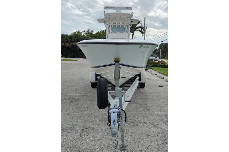 Slide: The Image of 2005 SeaVee 310i Open boat on trailer, front view, parked outdoors. - 41