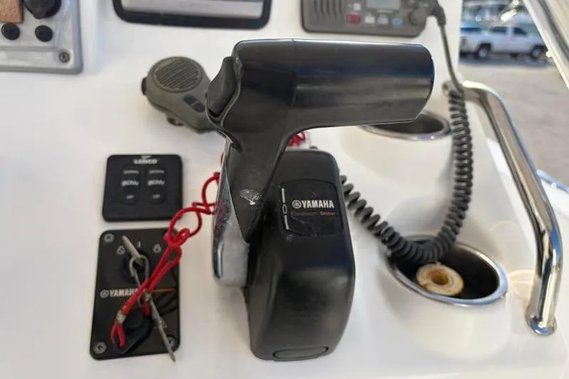 Slide: The Image of Yamaha throttle control on 2011 Sea Hunt BX 22 BR boat dashboard. - 29