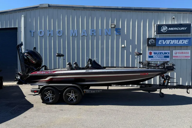 The Image of 2023 Skeeter ZX200 bass boat parked at Toho Marine dealership. - 0