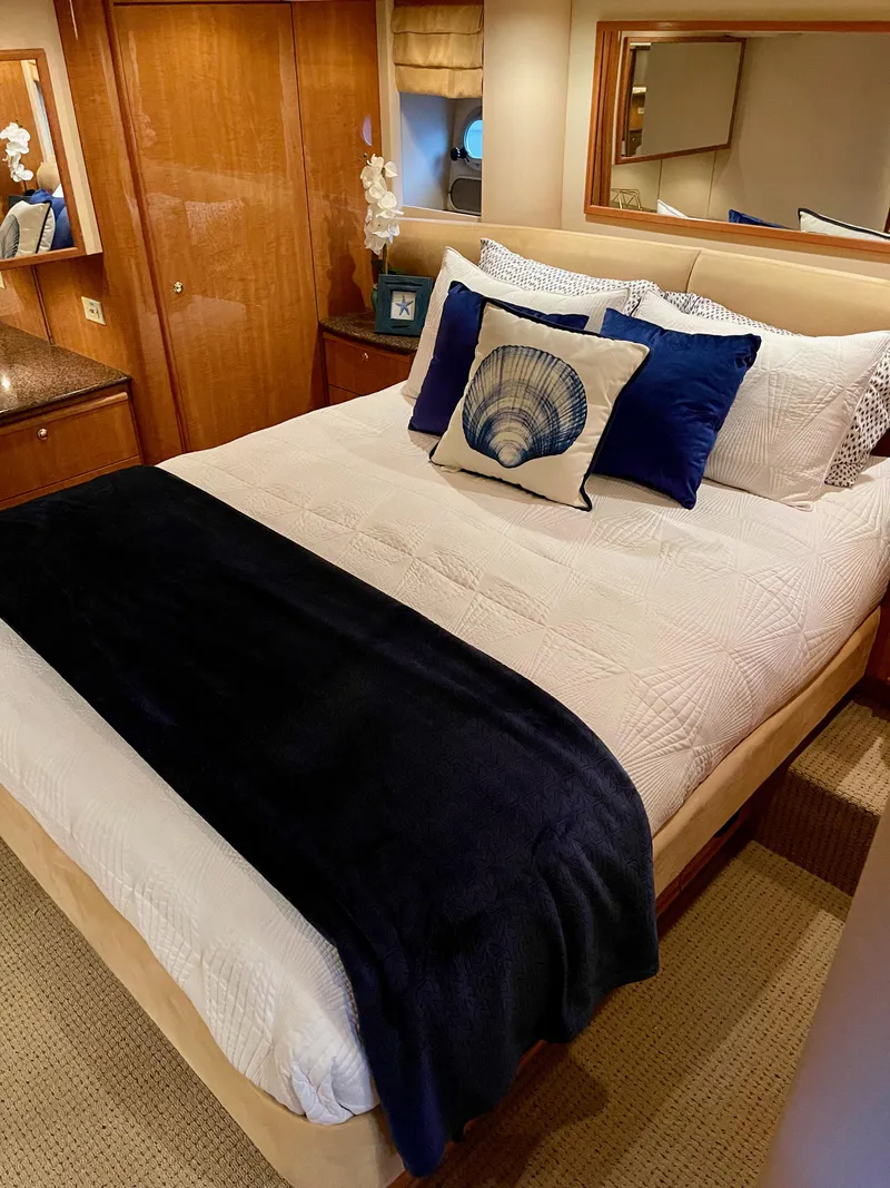 Slide: The Image of Bayliner 5788 Pilot House Motoryacht 2002 - 54