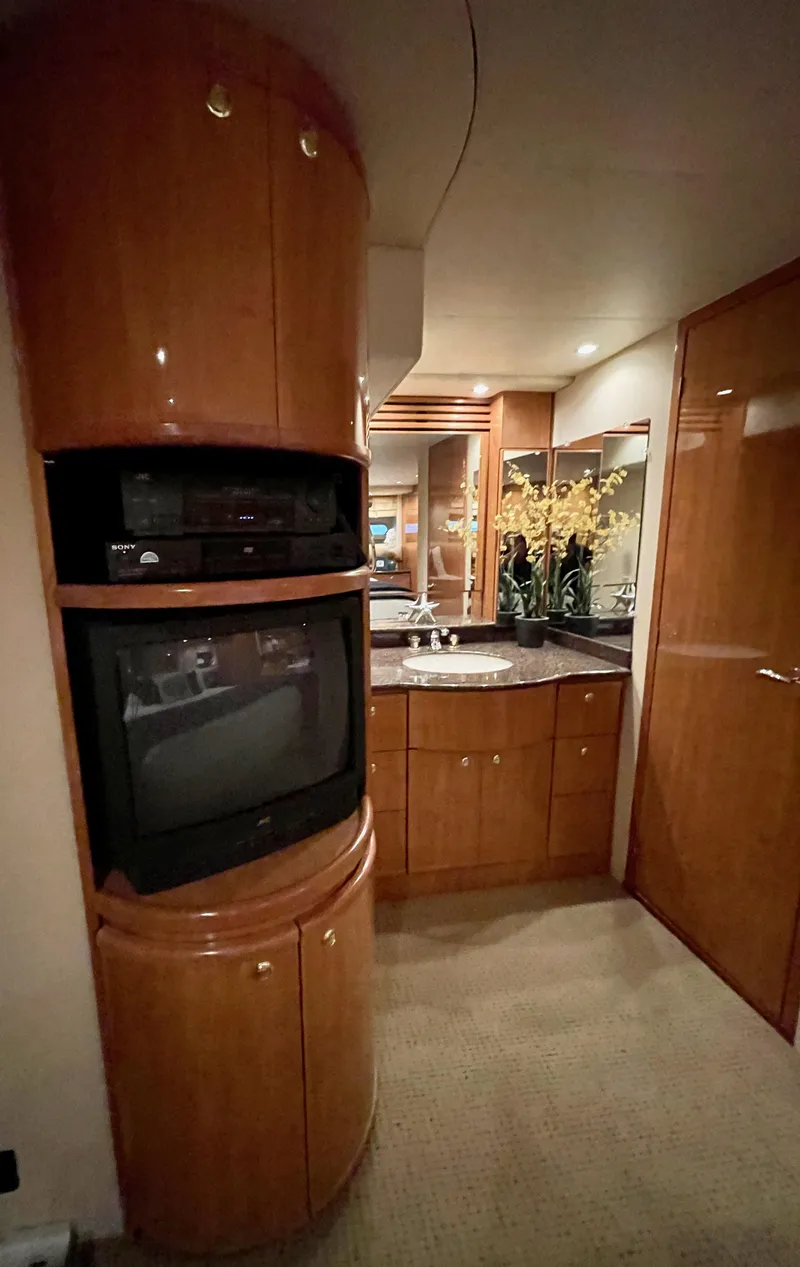 Slide: The Image of Bayliner 5788 Pilot House Motoryacht 2002 - 63