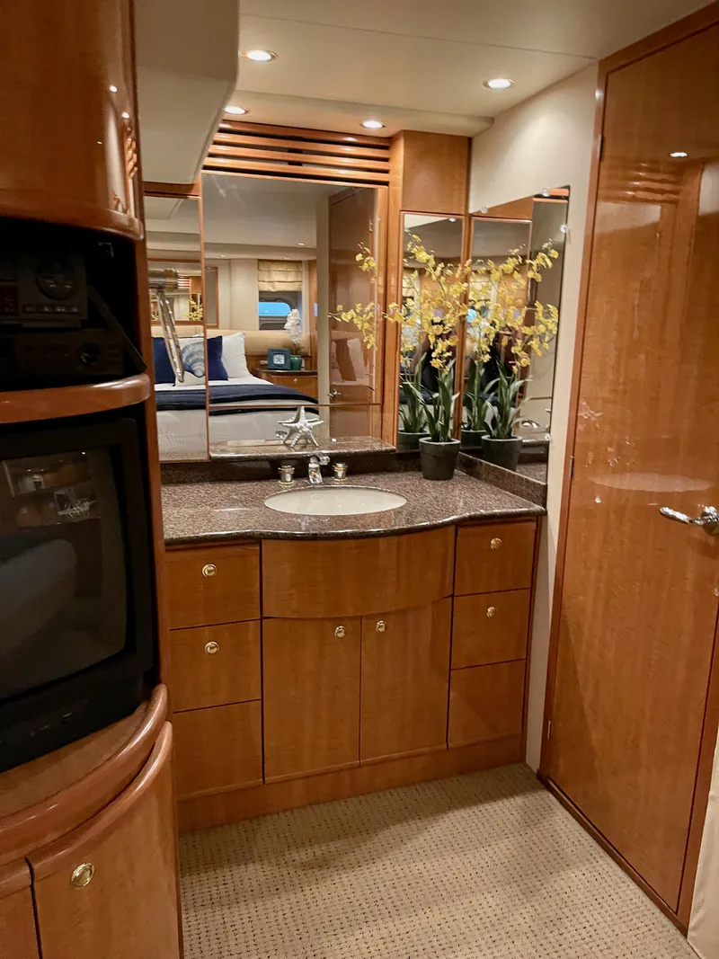 Slide: The Image of Bayliner 5788 Pilot House Motoryacht 2002 - 64