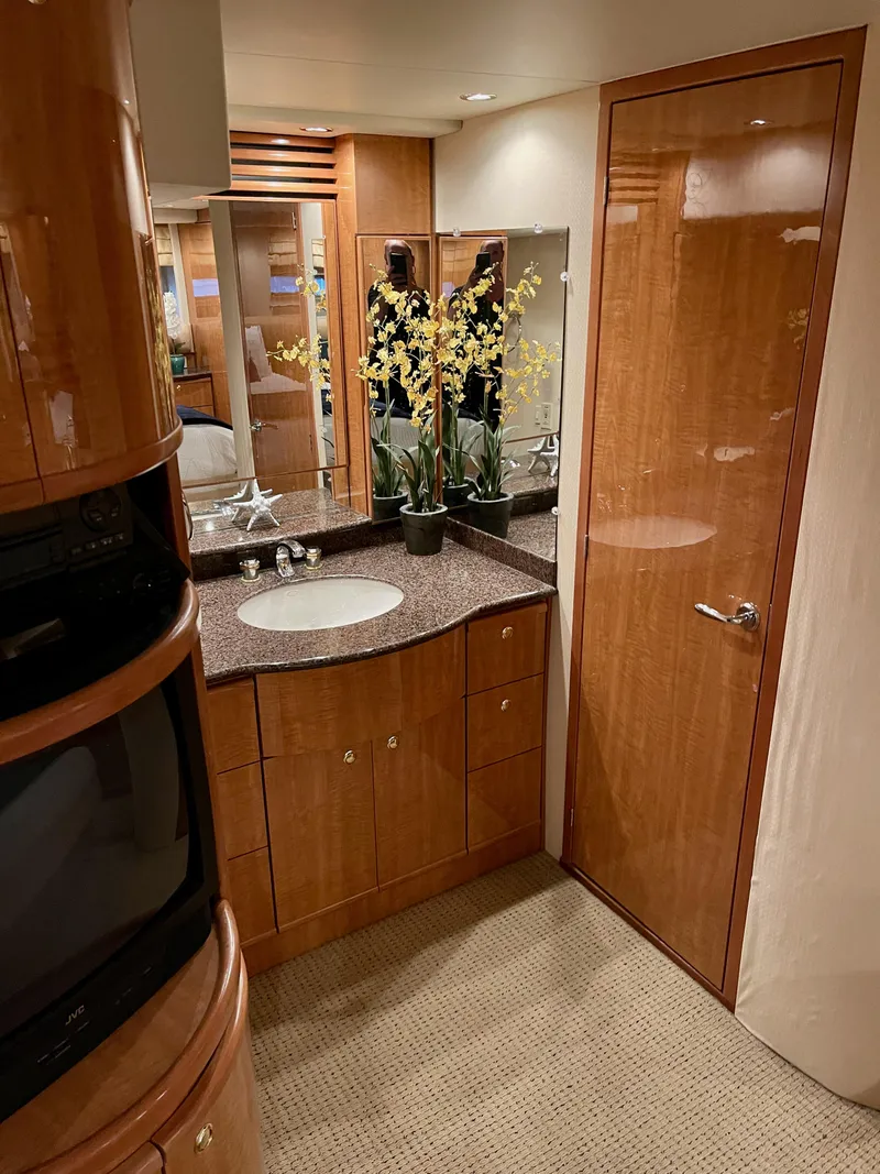 Slide: The Image of Bayliner 5788 Pilot House Motoryacht 2002 - 65