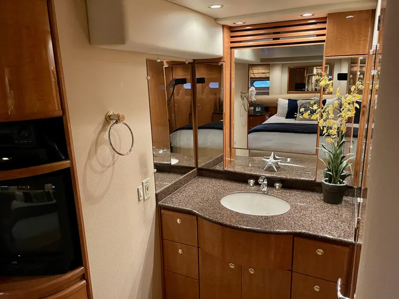 Slide: The Image of Bayliner 5788 Pilot House Motoryacht 2002 - 69