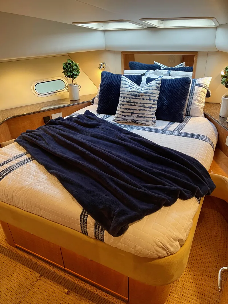 Slide: The Image of Bayliner 5788 Pilot House Motoryacht 2002 - 83