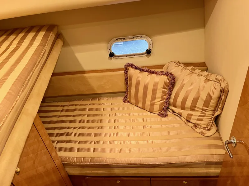 Slide: The Image of Bayliner 5788 Pilot House Motoryacht 2002 - 92