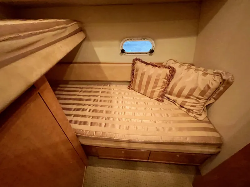 Slide: The Image of Bayliner 5788 Pilot House Motoryacht 2002 - 93