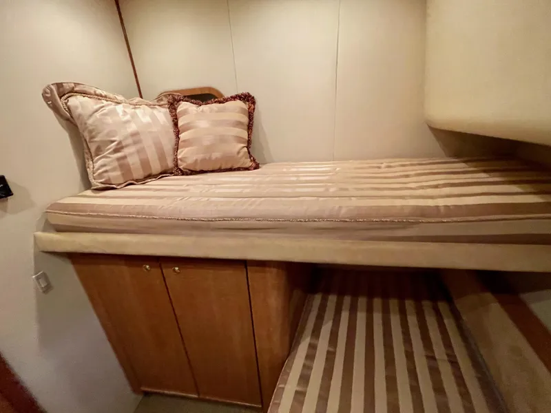 Slide: The Image of Bayliner 5788 Pilot House Motoryacht 2002 - 95