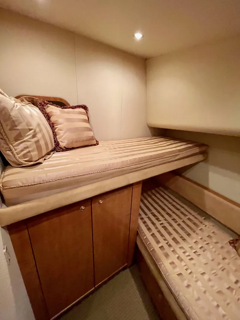 Slide: The Image of Bayliner 5788 Pilot House Motoryacht 2002 - 96