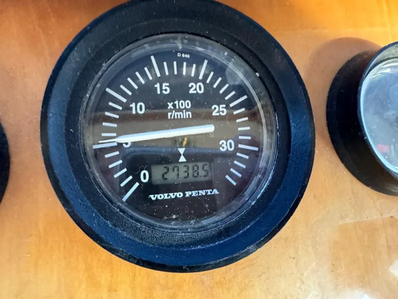 Slide: The Image of Volvo Penta tachometer showing 2738.5 hours on Navigator 5700 Rival, 2002 model. - 41