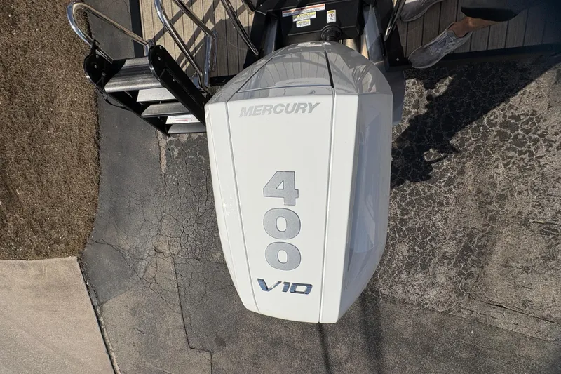 Slide: The Image of Mercury 400 V10 engine on Avalon Excalibur LTD 27 Elite Windshield, 2026 model. - 45