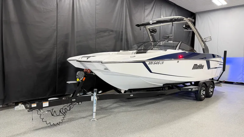 Slide: The Image of Malibu Wakesetter 24 MXZ 2017 - 2