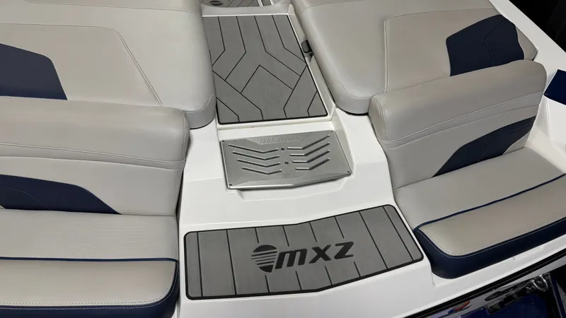 Slide: The Image of Malibu Wakesetter 24 MXZ 2017 - 21