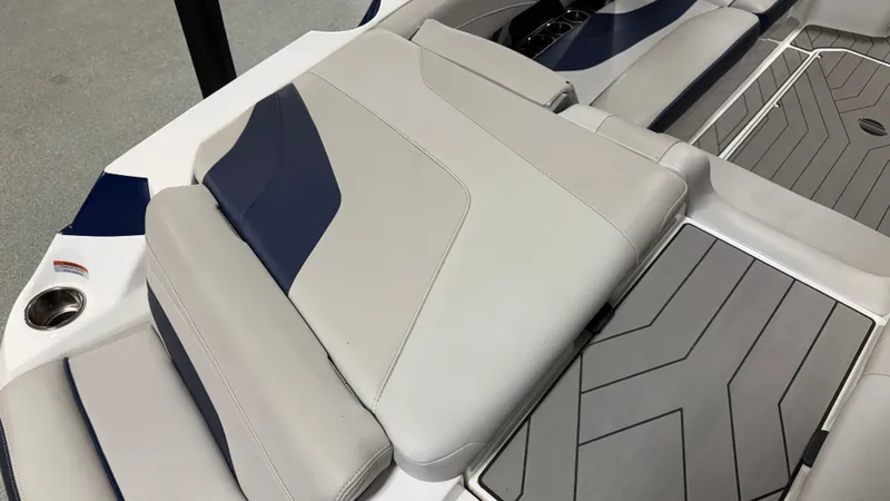 Slide: The Image of Malibu Wakesetter 24 MXZ 2017 - 22