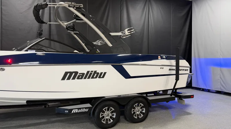 Slide: The Image of Malibu Wakesetter 24 MXZ 2017 - 3