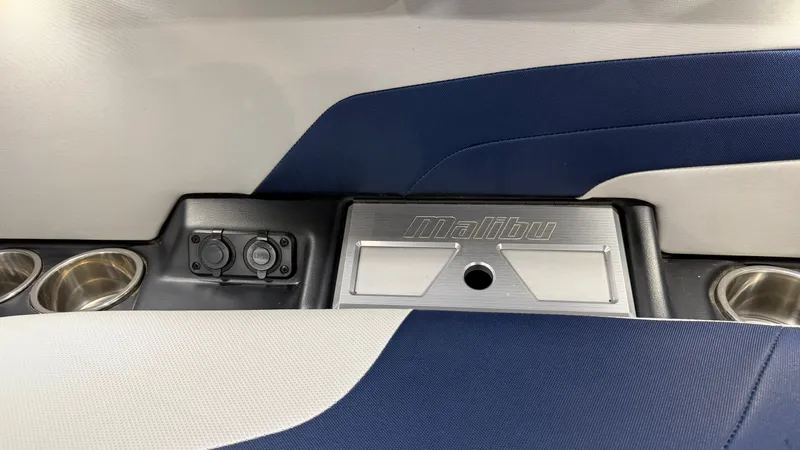 Slide: The Image of Malibu Wakesetter 24 MXZ 2017 - 40