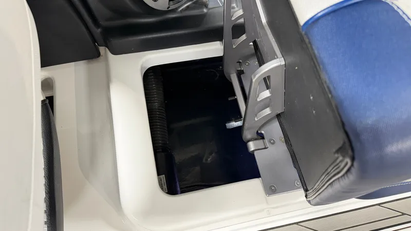 Slide: The Image of Malibu Wakesetter 24 MXZ 2017 - 45