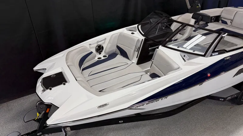 Slide: The Image of Malibu Wakesetter 24 MXZ 2017 - 5