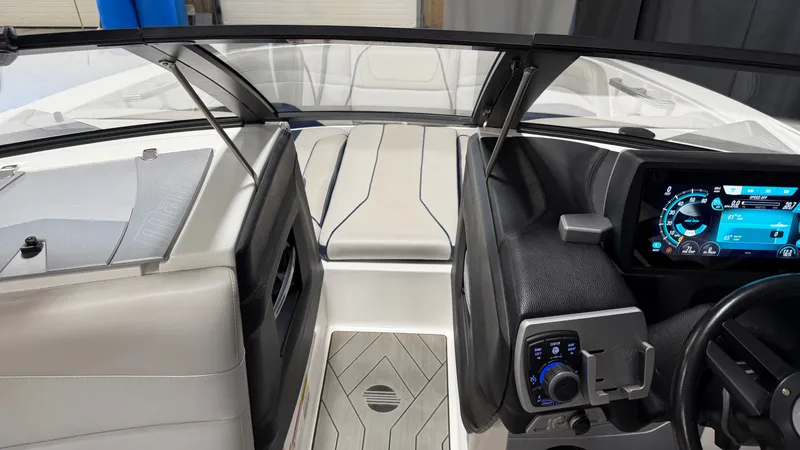 Slide: The Image of Malibu Wakesetter 24 MXZ 2017 - 86