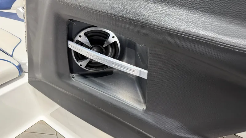 Slide: The Image of Malibu Wakesetter 24 MXZ 2017 - 90