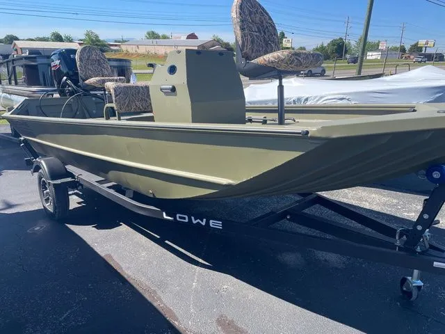The Image of Lowe Roughneck Center Console RX1760 Pathfinder 2026 - undefined