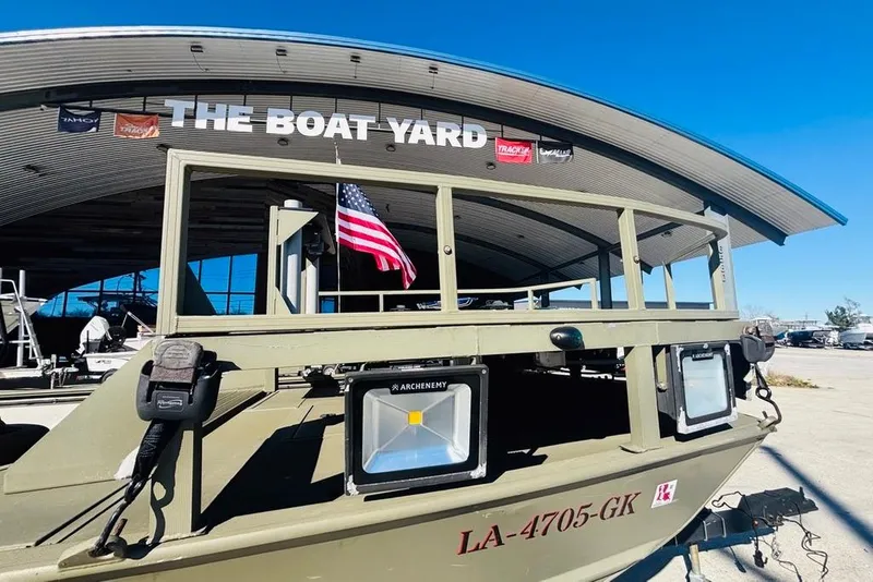 Slide: The Image of 2017 Tracker Grizzly 2072 MVX CC Sportsman boat at The Boat Yard with American flag. - 11