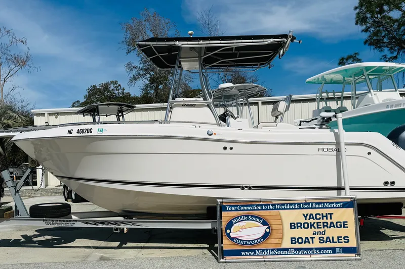 Slide: The Image of 2005 Robalo R220 Center Console boat displayed at yacht brokerage. - 7