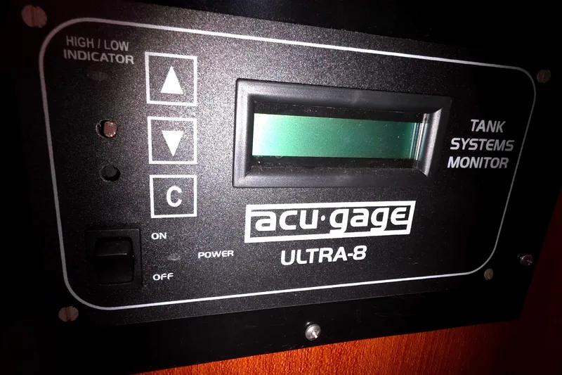 Slide: The Image of 1994 Hunter Legend 35.5 tank systems monitor, Acu-Gage Ultra-8 display panel. - 19