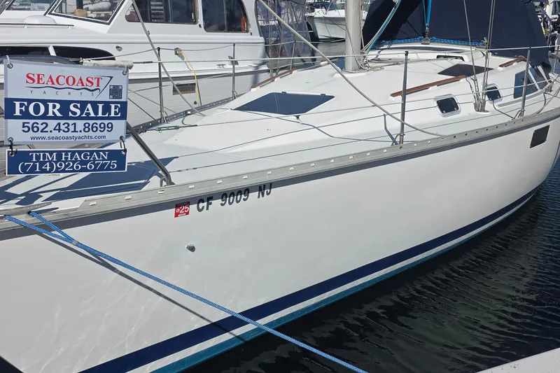 Slide: The Image of 1994 Hunter Legend 35.5 sailboat for sale at marina, contact Seacoast Yachts. - 3
