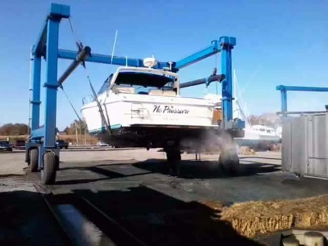 Slide: The Image of Sea Ray 390 Express 1984 - 1
