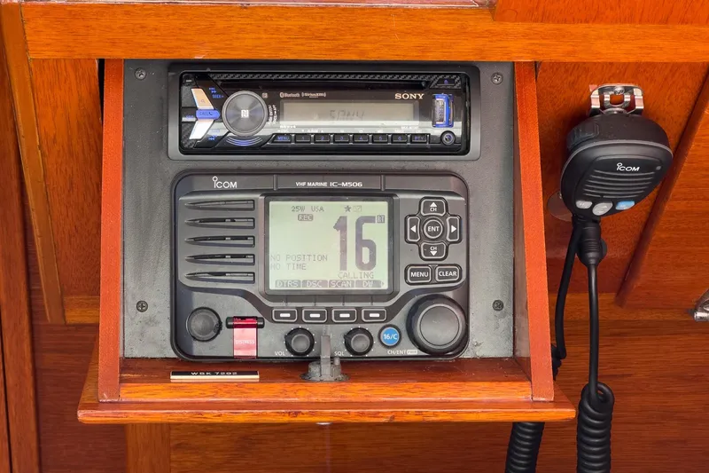 Slide: The Image of VHF marine radio and stereo system on 1991 Windsor Craft 31 Sport Cruiser. - 39