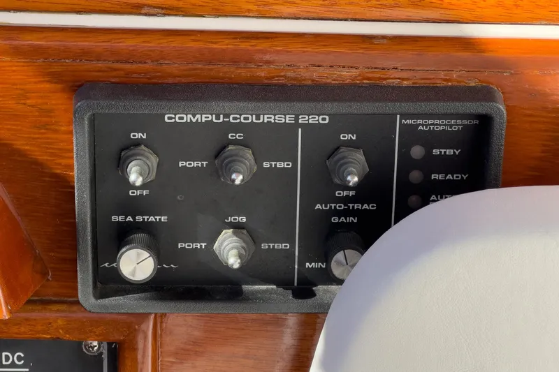 Slide: The Image of Compu-Course 220 autopilot controls on 1991 Windsor Craft 31 Sport Cruiser dashboard. - 41