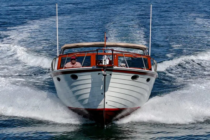 Slide: The Image of 1991 Windsor Craft 31 Sport Cruiser navigating through blue waters. - 5