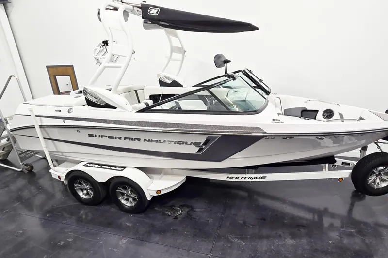 The Image of 2014 Nautique Super Air Nautique 210 boat on trailer in indoor setting. - 17