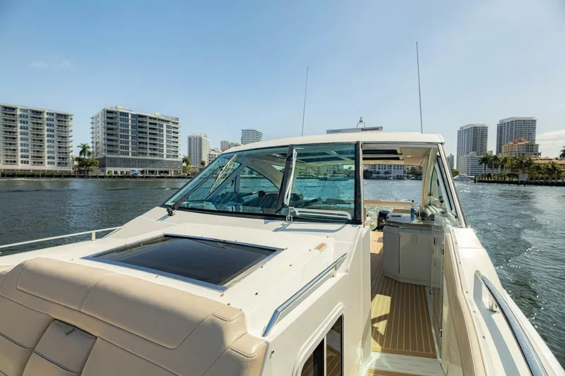 Slide: The Image of 2018 Formula 430 Super Sport Crossover yacht cruising near waterfront cityscape. - 38