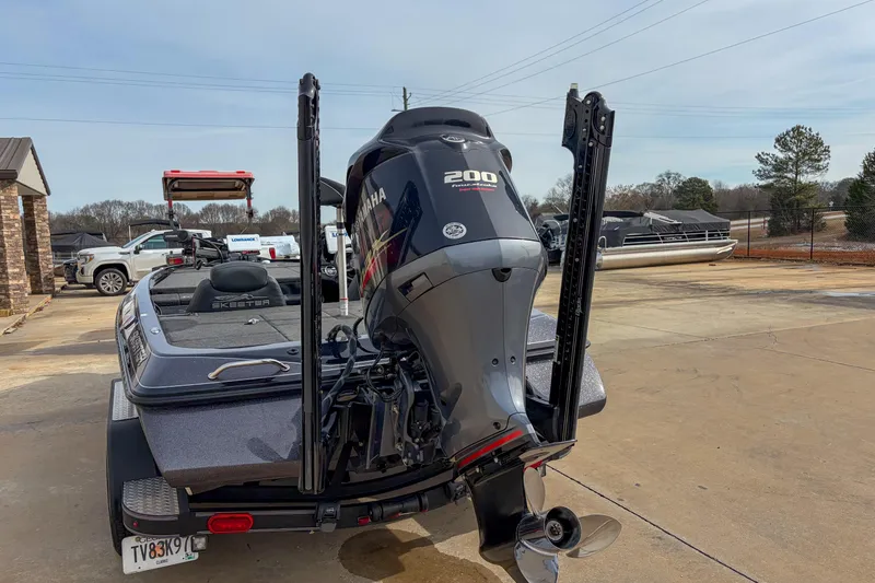 Slide: The Image of 2019 Skeeter ZX200 boat with Yamaha 200 engine in a parking lot. - 9