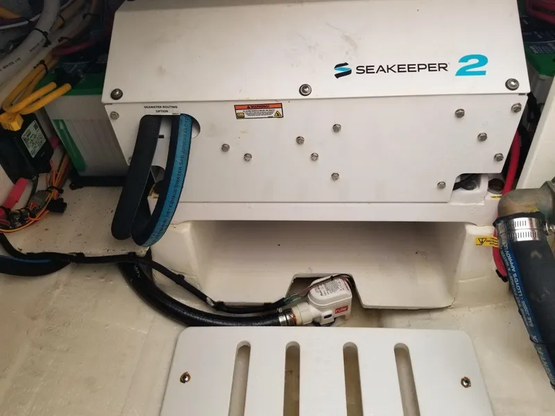 Slide: The Image of Seakeeper 2 in Southport 33 DC boat, year 2021. - 27