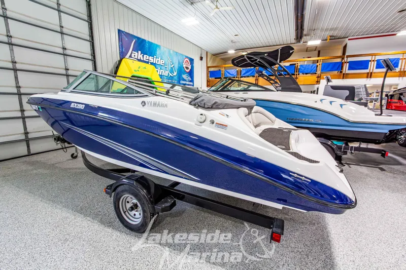 Slide: The Image of 2014 Yamaha Boats SX190 in showroom, blue and white design, on trailer. - 3