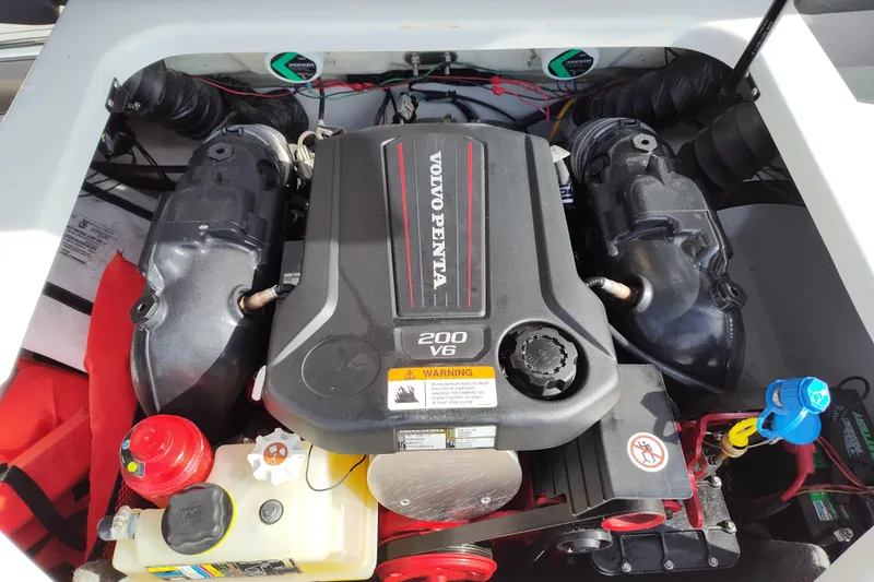 Slide: The Image of Volvo Penta 200 V6 engine in 2017 Four Winns 200 Horizon LE boat. - 6