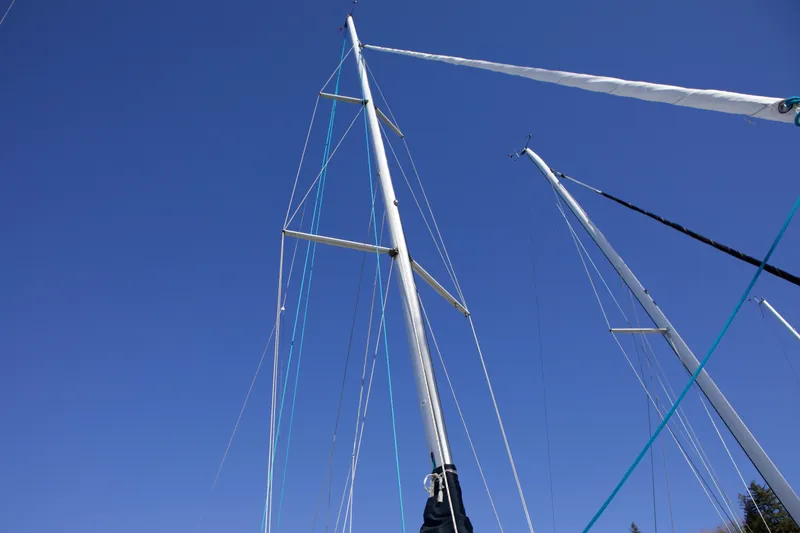 Slide: The Image of Masts of a 1992 Hunter 33.5 sailboat against a clear blue sky. - 13
