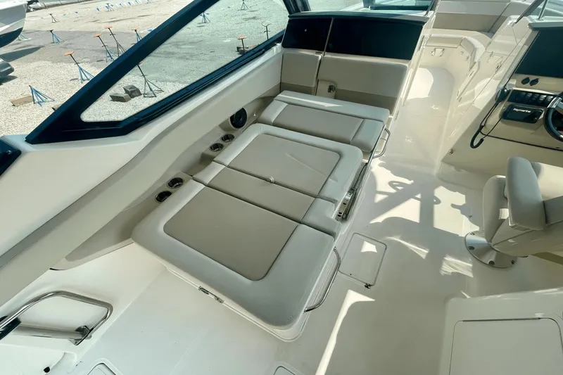 Slide: The Image of Boston Whaler 280 Vantage 2022 - 10