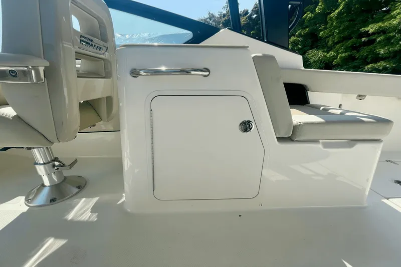 Slide: The Image of Boston Whaler 280 Vantage 2022 - 13