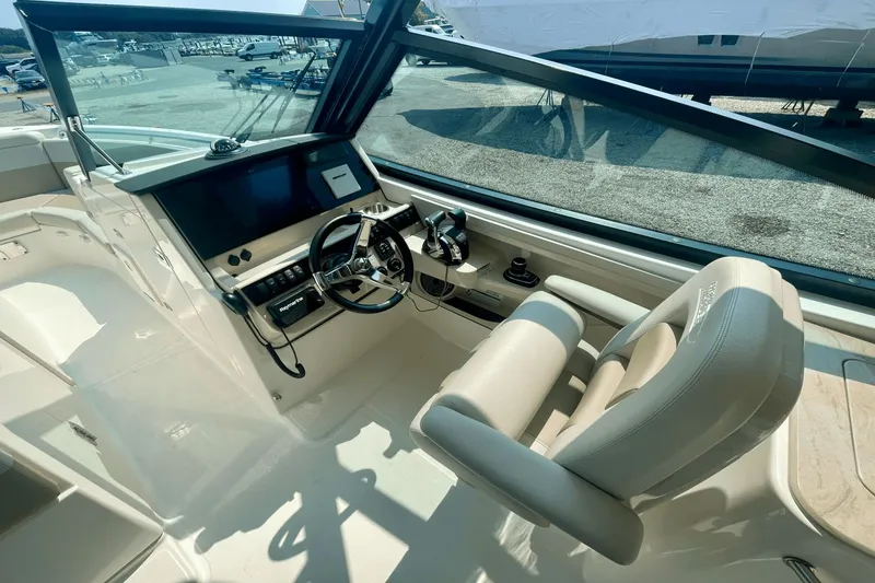 Slide: The Image of Boston Whaler 280 Vantage 2022 - 17