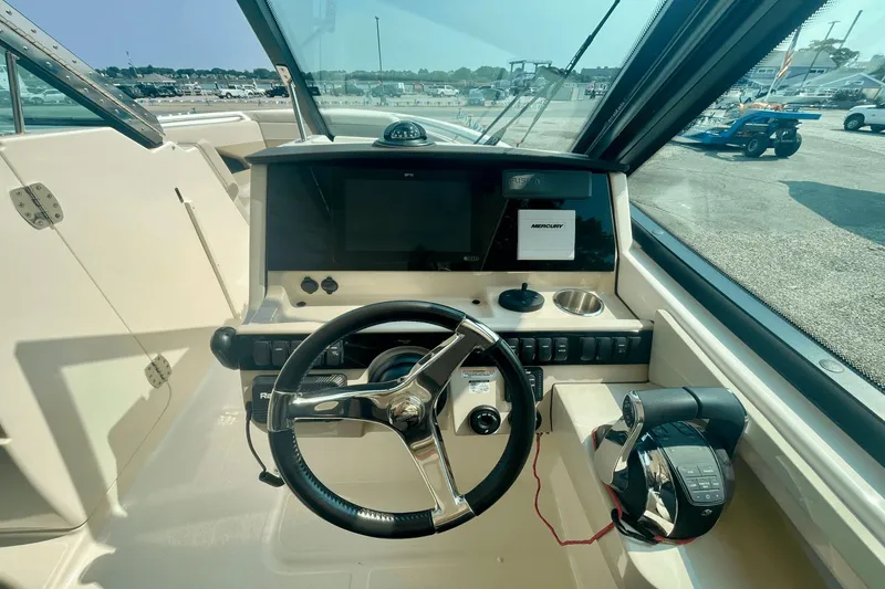 Slide: The Image of Boston Whaler 280 Vantage 2022 - 19