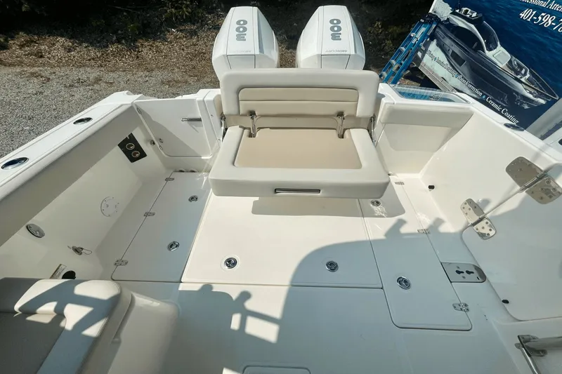 Slide: The Image of Boston Whaler 280 Vantage 2022 - 4