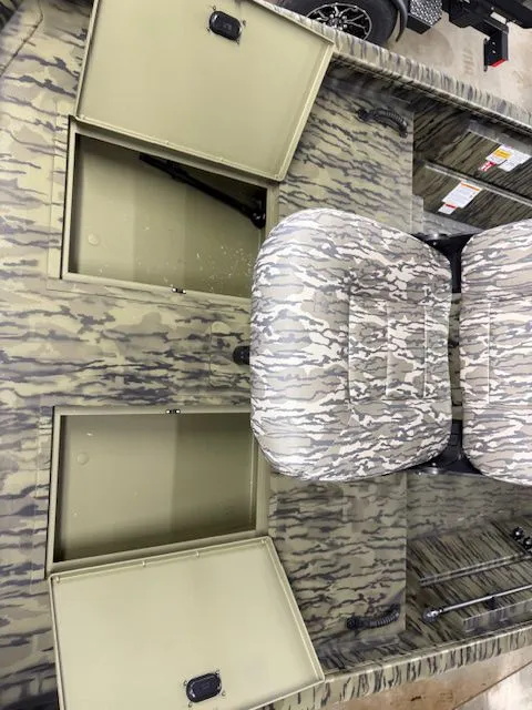 Slide: The Image of Lowe Roughneck Center Console RX1760 Pathfinder 2026 - 3