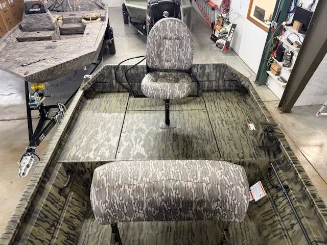 Slide: The Image of Lowe Roughneck Center Console RX1760 Pathfinder 2026 - 5