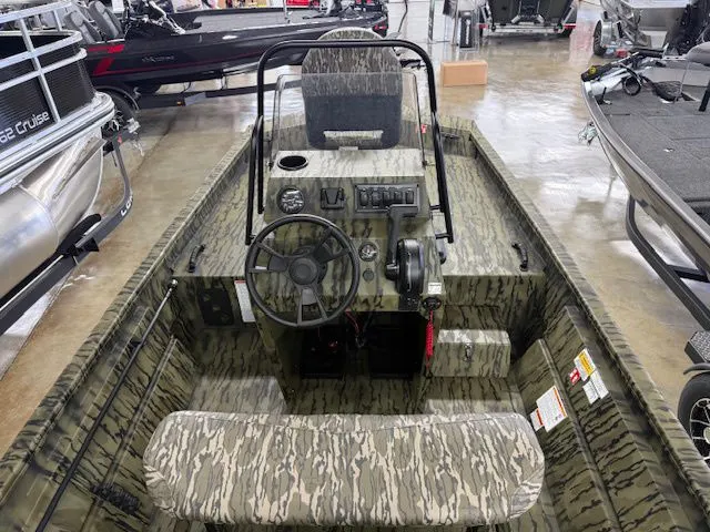 Slide: The Image of Lowe Roughneck Center Console RX1760 Pathfinder 2026 - 6